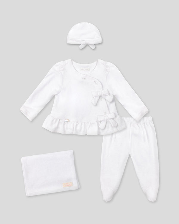Ajuar blanco de dos piezas con gorro y cobija blanca para recién nacida