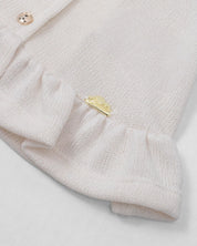 Ajuar de dos piezas crema con gorrito y cobija para bebé