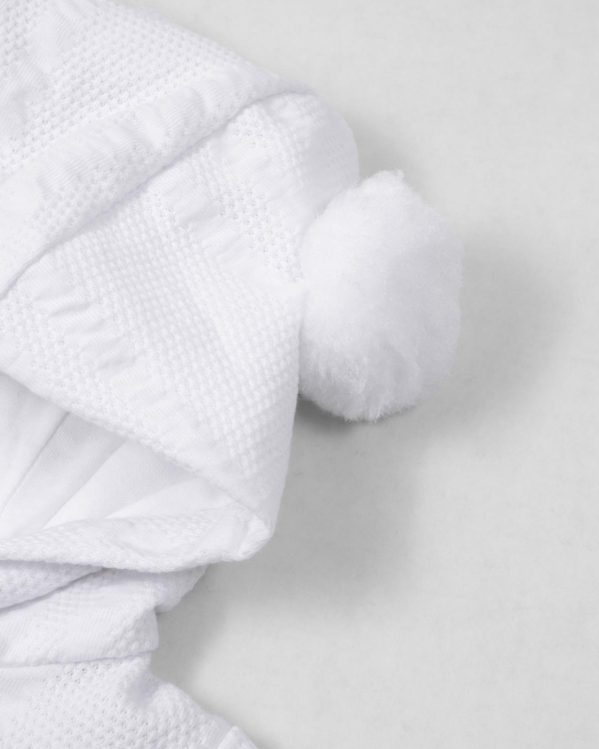 Ajuar blanco con gorrito y cobija para bebé
