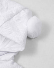 Ajuar blanco con gorrito y cobija para bebé
