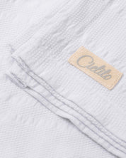 Ajuar blanco con gorrito y cobija para bebé