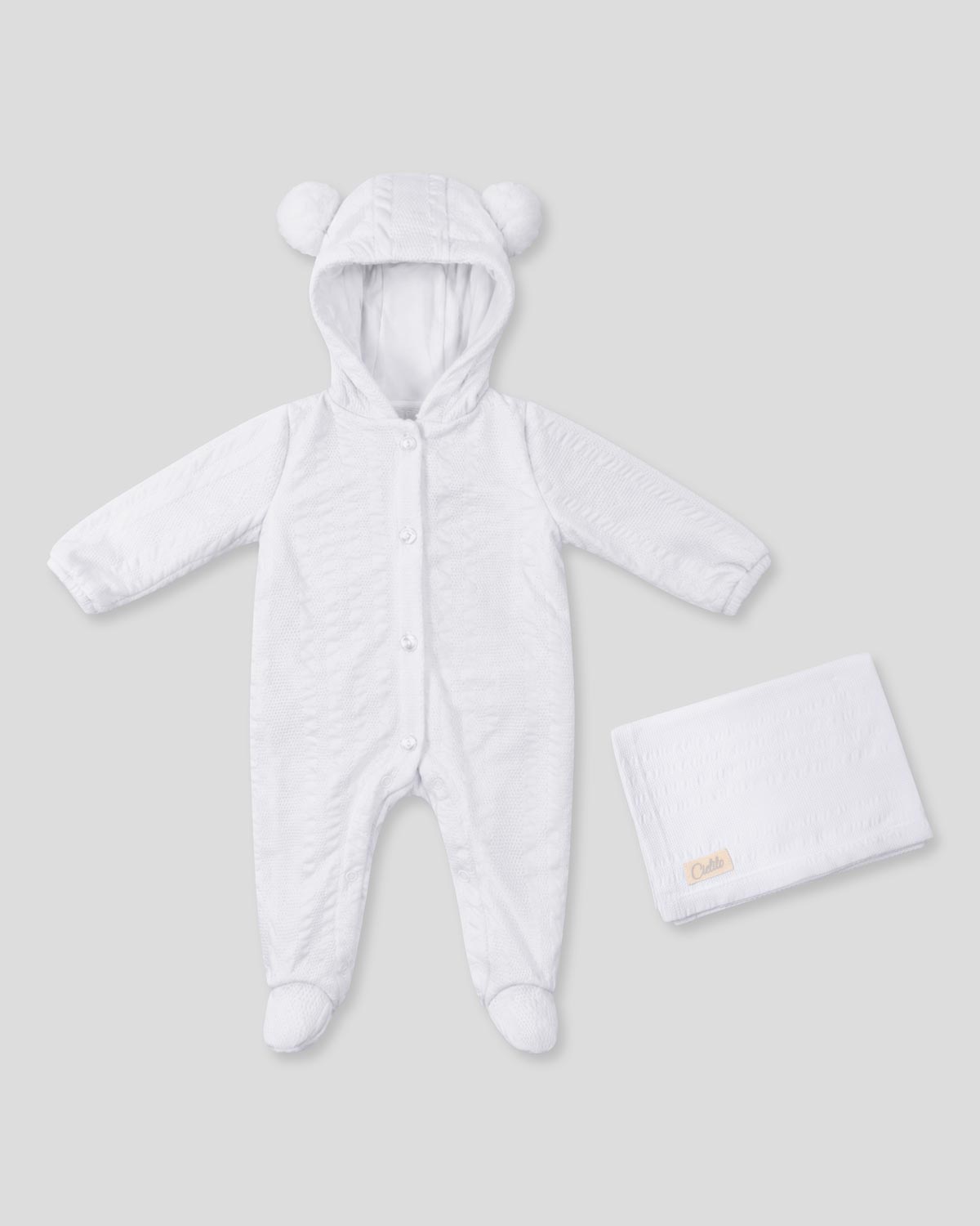 Ajuar blanco con gorrito y cobija para bebé