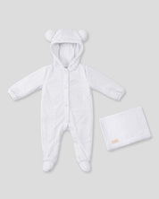 Ajuar blanco con gorrito y cobija para bebé