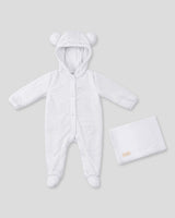 Ajuar blanco con gorrito y cobija para bebé