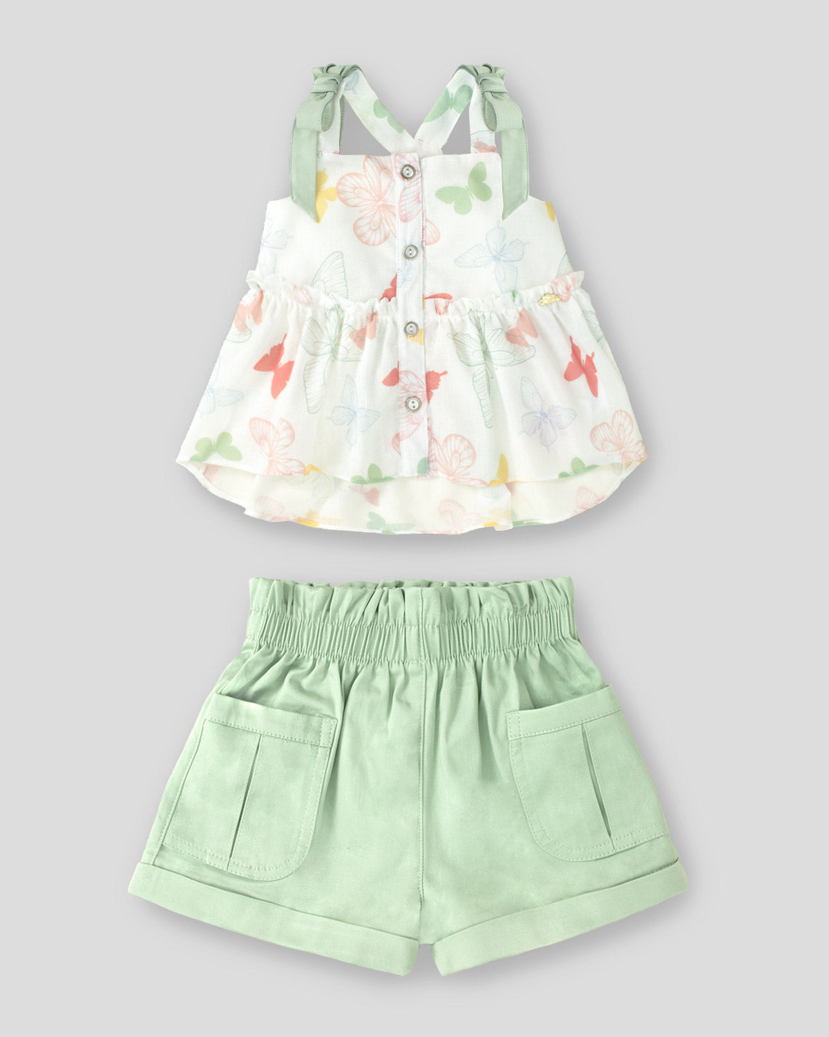 Conjunto blusa con estampado de mariposas y short verde para niña