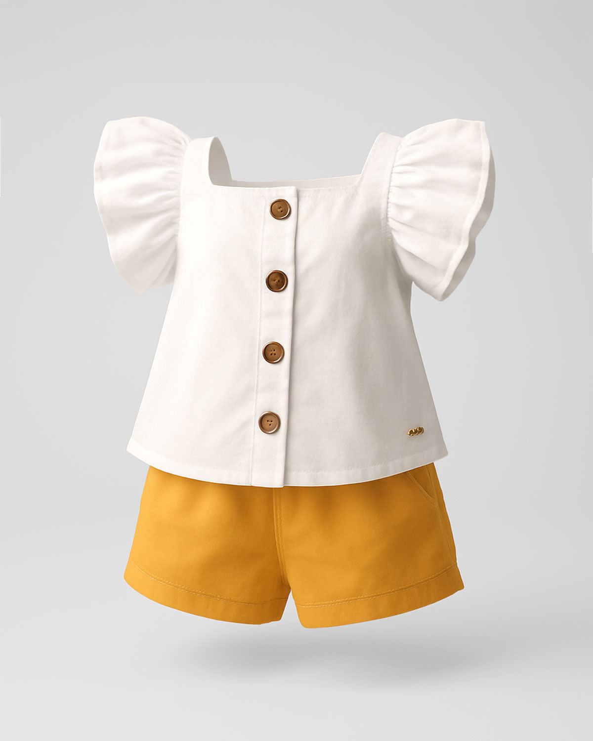 Conjunto blusa blanca con boleros en manga, botones y short amarillo para niña