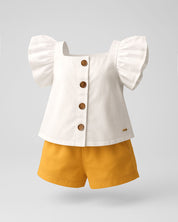 Conjunto blusa blanca con boleros en manga, botones y short amarillo para niña