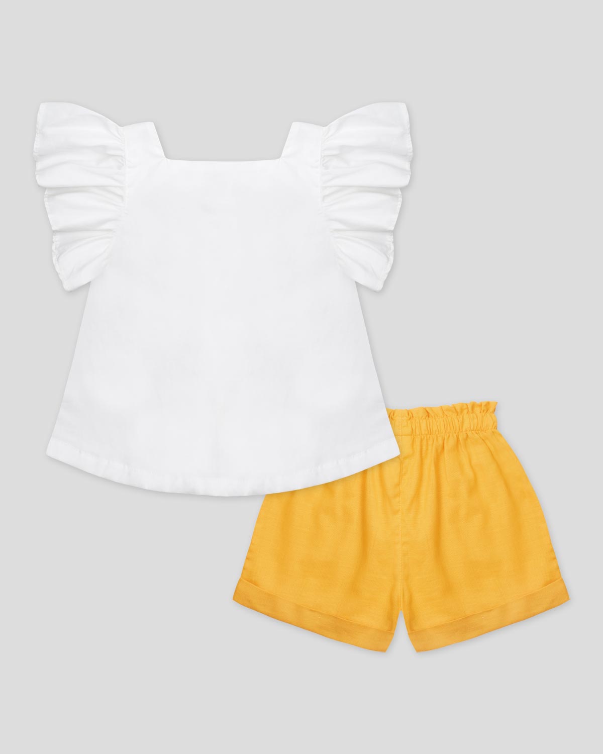 Conjunto blusa blanca con boleros en manga, botones y short amarillo para niña