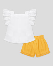 Conjunto blusa blanca con boleros en manga, botones y short amarillo para niña