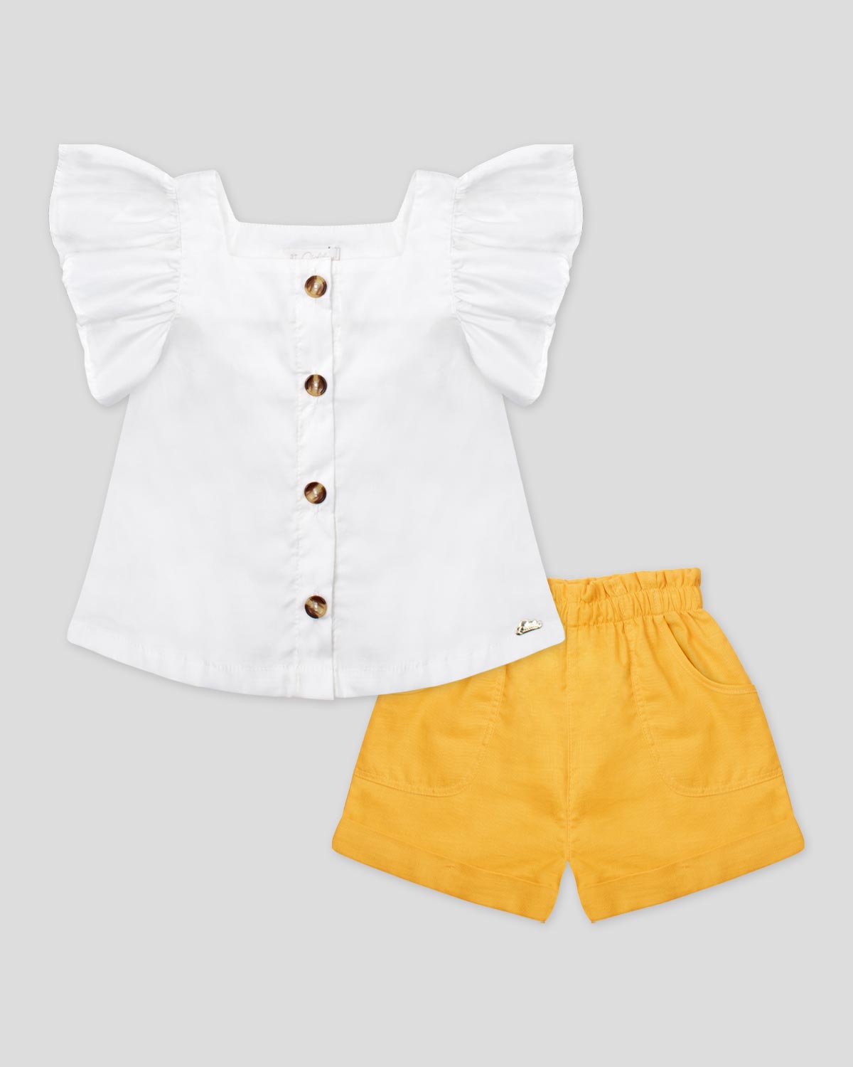 Conjunto blusa blanca con boleros en manga, botones y short amarillo para niña