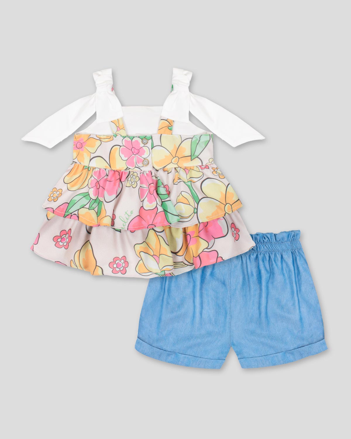 Conjunto blusa de flores con bolero en cintura y short azul para niña