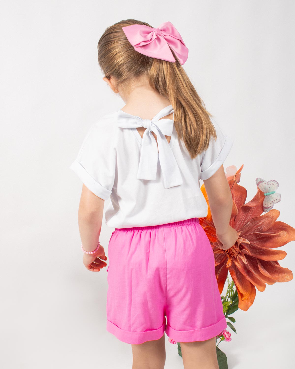 Conjunto camiseta blanca con bordado de mariposas y short rosado para niña