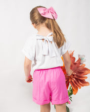 Conjunto camiseta blanca con bordado de mariposas y short rosado para niña