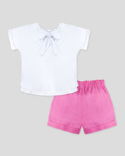 Conjunto camiseta blanca con bordado de mariposas y short rosado para niña