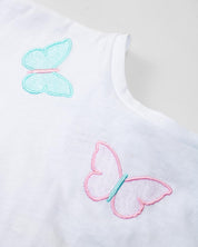 Conjunto camiseta blanca con bordado de mariposas y short rosado para niña