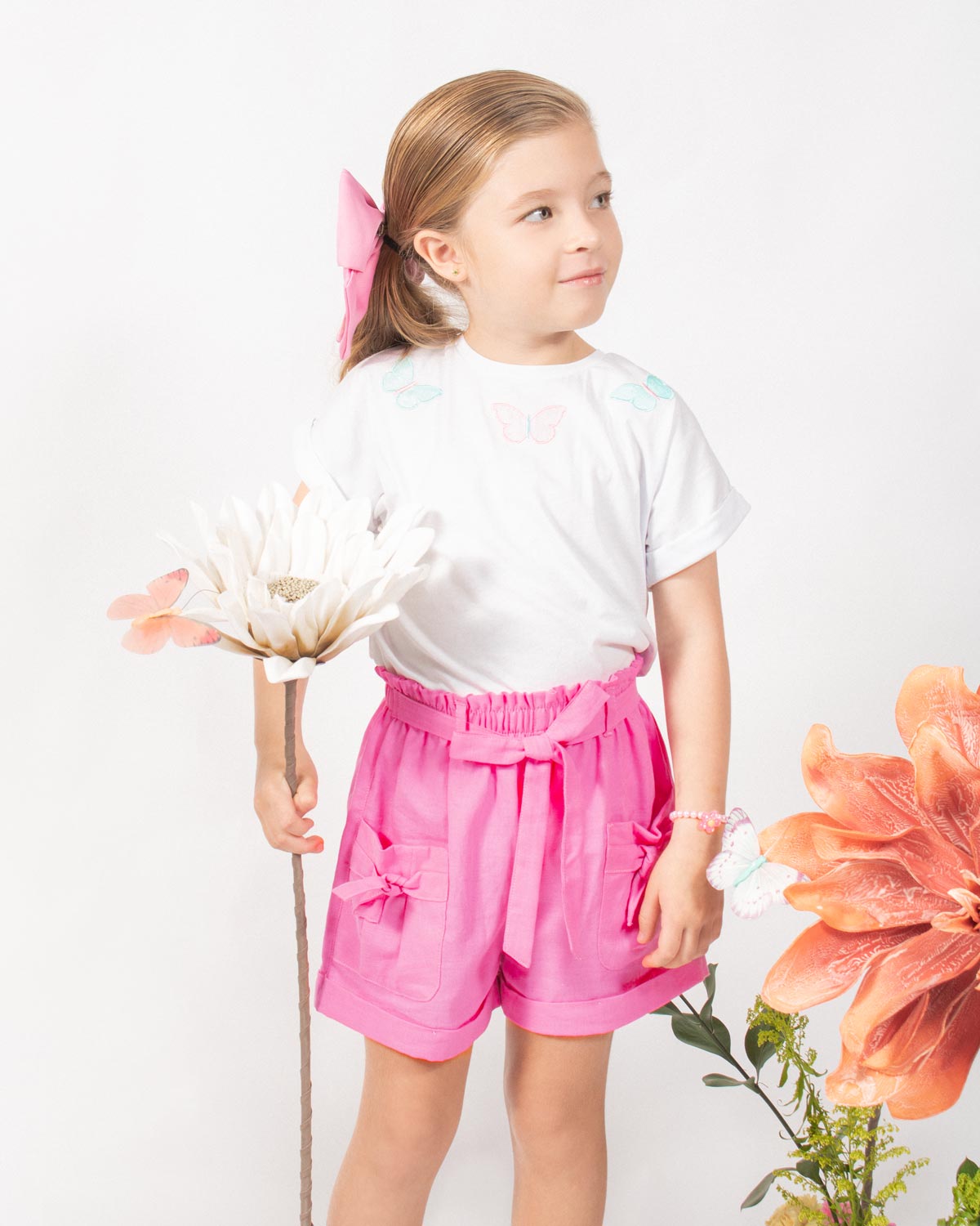 Conjunto camiseta blanca con bordado de mariposas y short rosado para niña