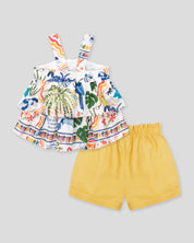 Conjunto blusa de tiras estampada con boleros y short en lino mostaza para niña