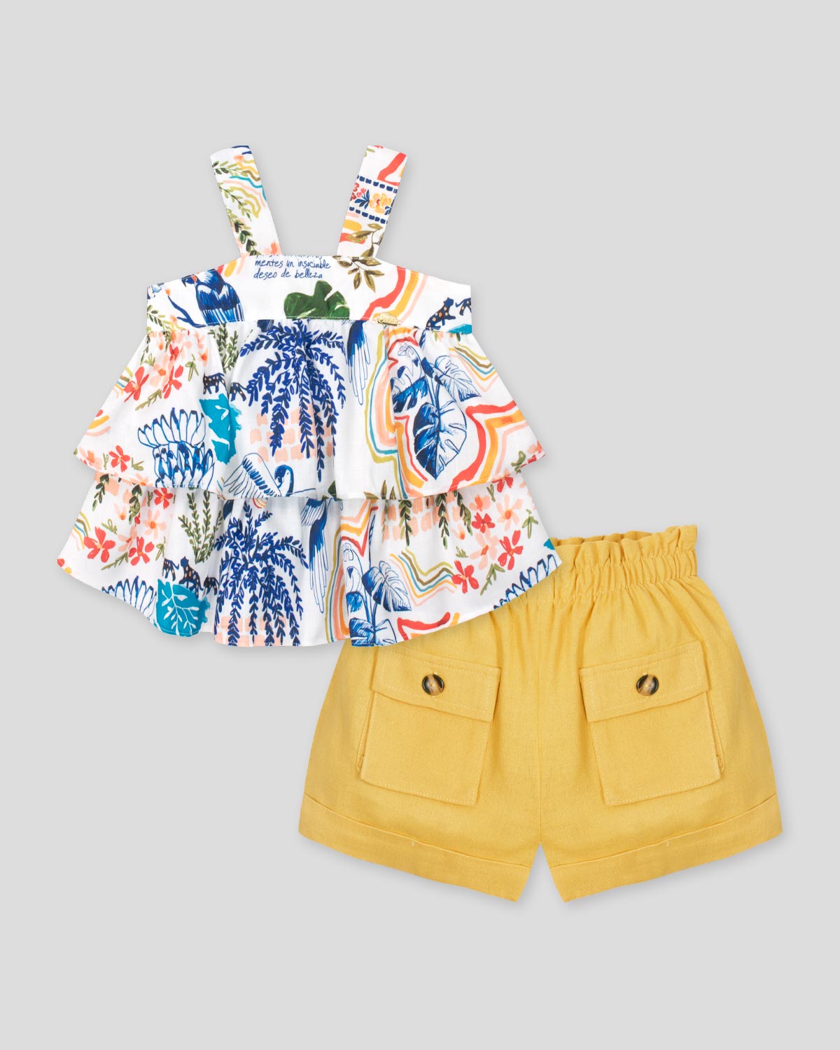 Conjunto blusa de tiras estampada con boleros y short en lino amarillo para niña