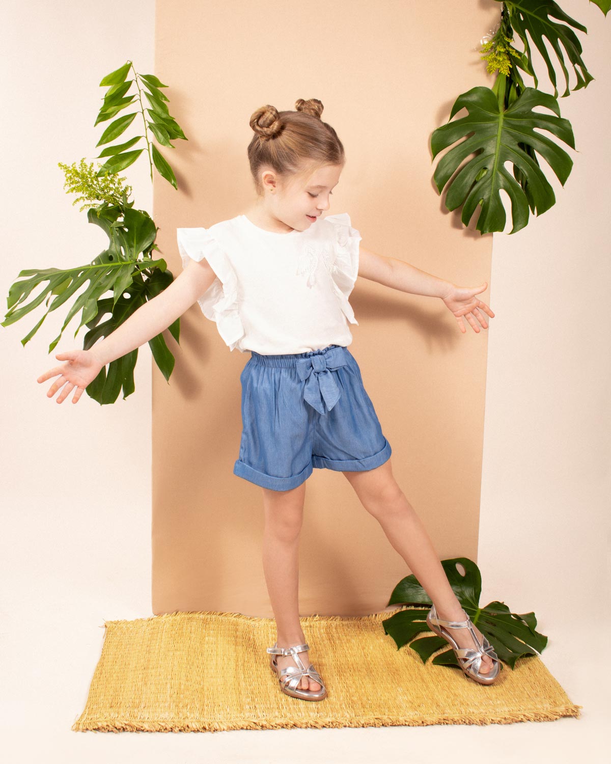 Conjunto blusa con boleros, aplique de aves y short en chambray azul con moño para niña