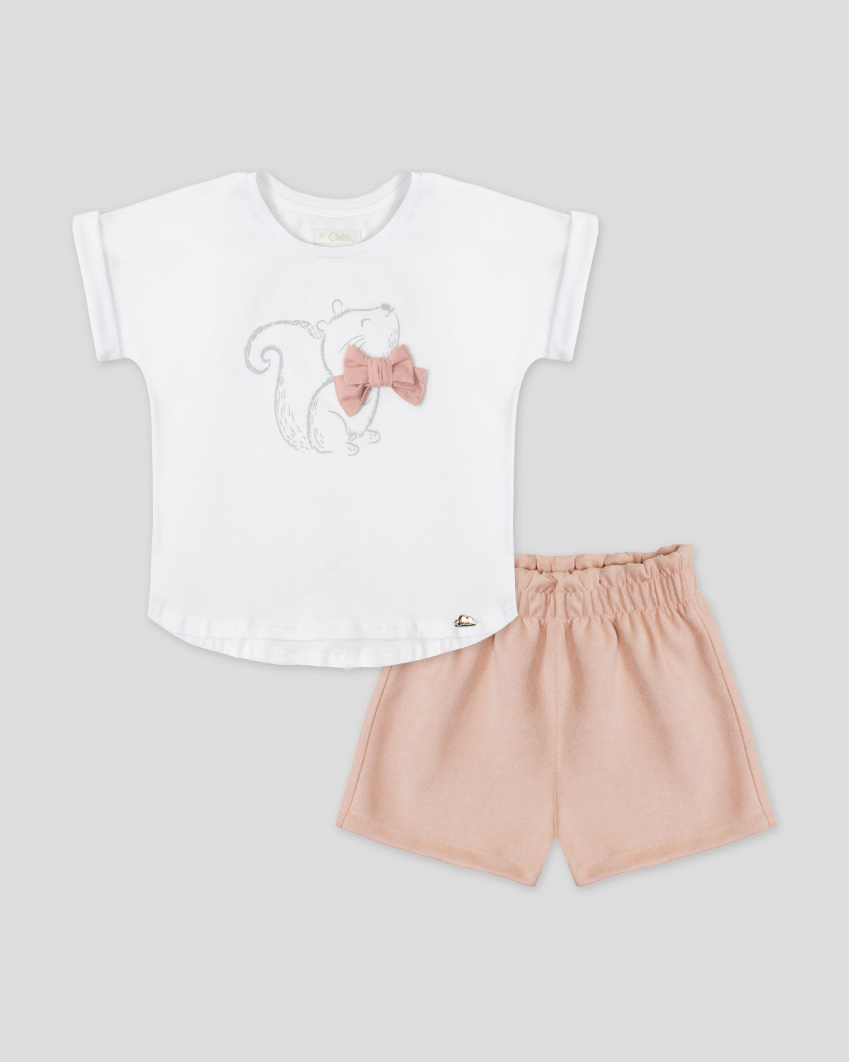 Conjunto blusa blanca con aplique de moño y short color durazno para niña