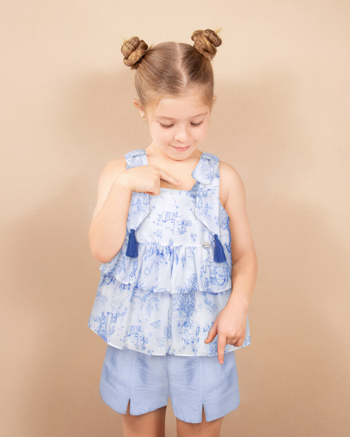 Conjunto blusa en velo estampado de tiras con borlas azules y short en lino azul para niña