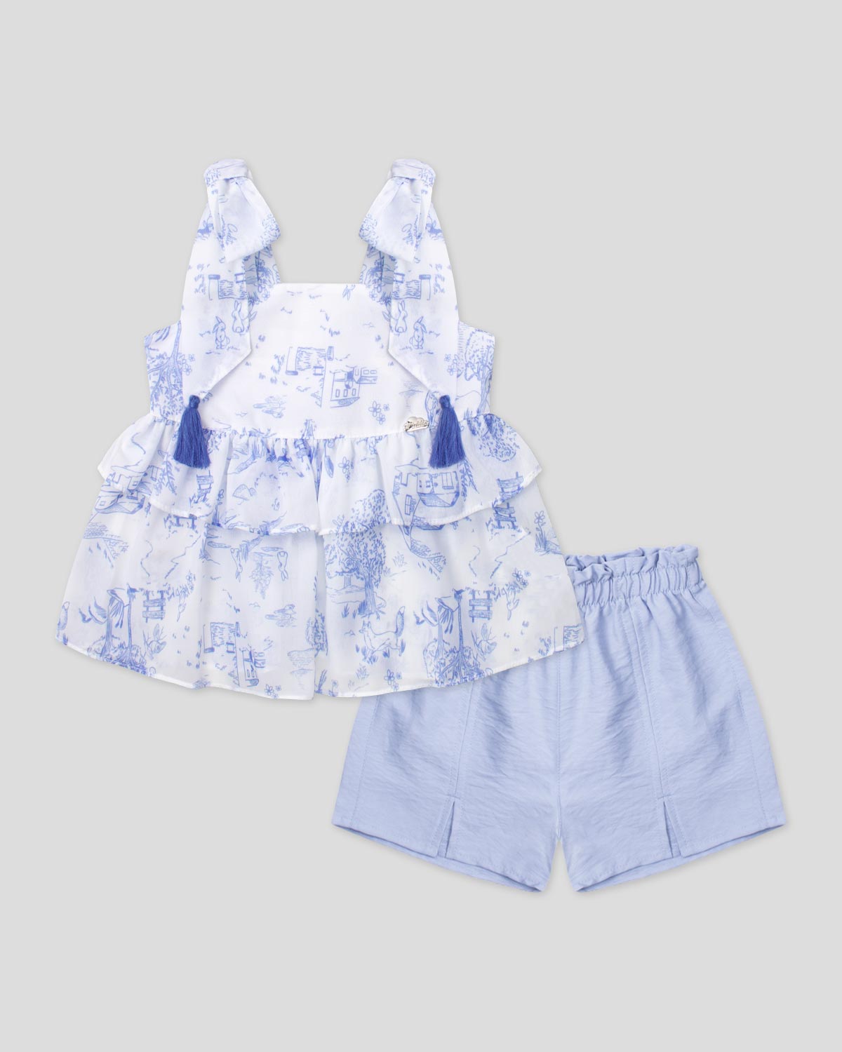 Conjunto blusa en velo estampado de tiras con borlas azules y short en lino azul para niña