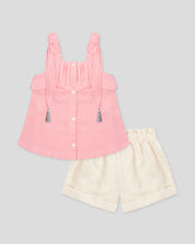 Conjunto blusa rosa en lino con bolero, moños en tiras con detalle de borlas y short beige para niña