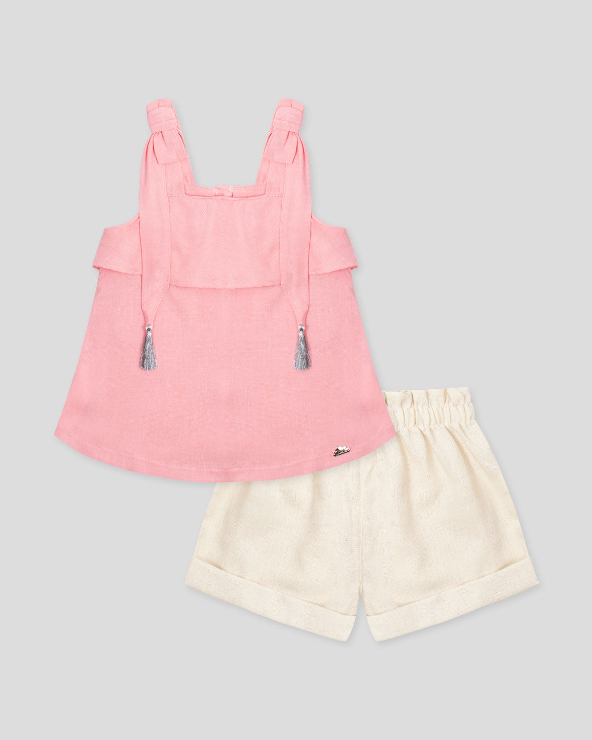 Conjunto blusa rosa en lino con bolero, moños en tiras con detalle de borlas y short beige para niña