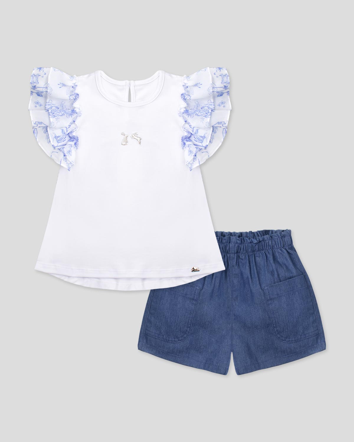 Conjunto blusa blanca con manga bolero en velo estampado, bordado de conejitos y short chambray para niña