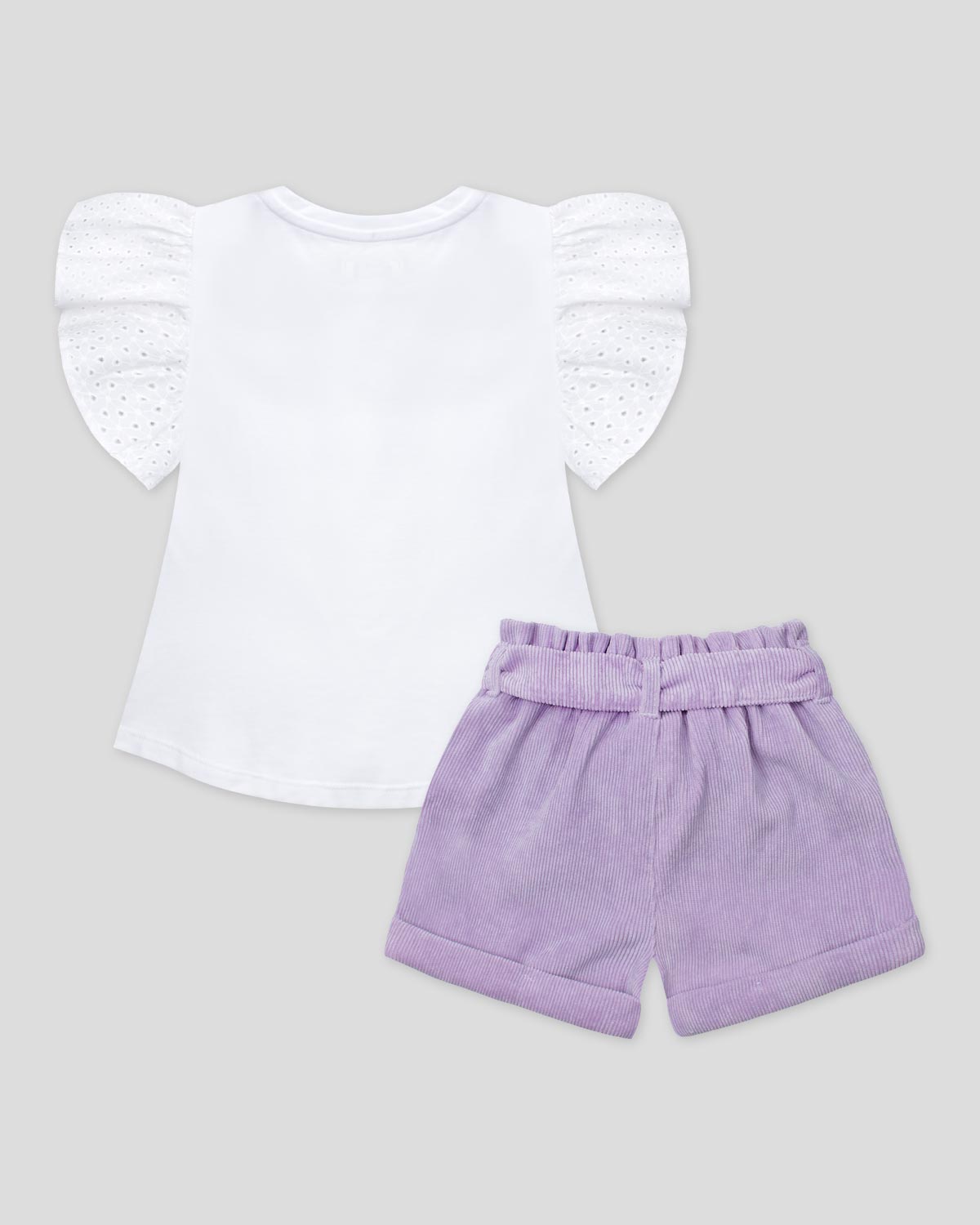 Conjunto blusa blanca con manga en tejido hoja rota y short lila con cinturón para niña