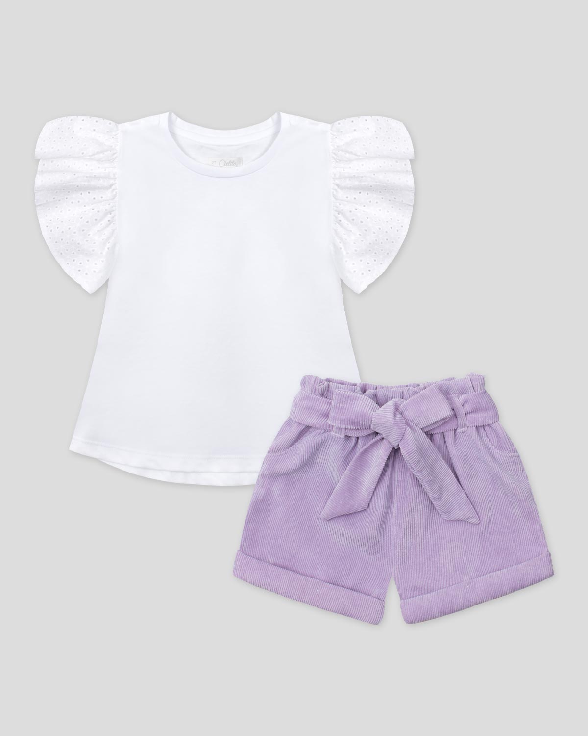 Conjunto blusa blanca con manga en tejido hoja rota y short lila con cinturón para niña