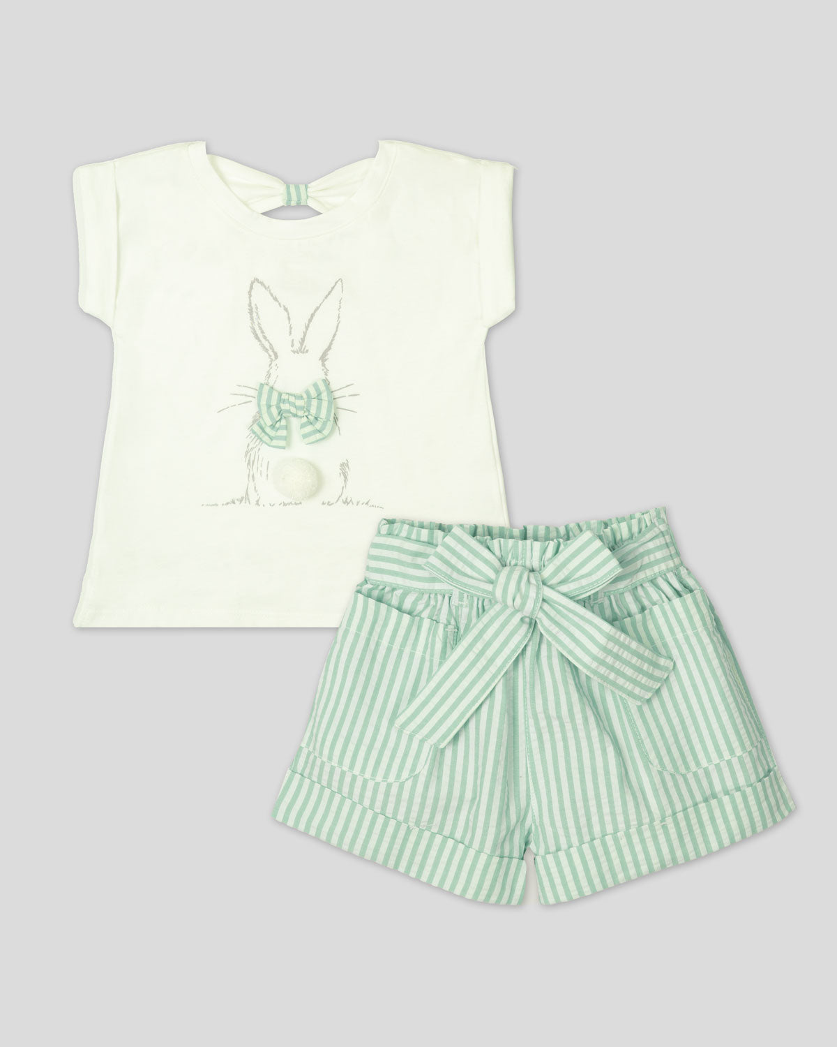 Conjunto blusa blanca con aplique de moño y short de líneas verdes con cinturón para niña