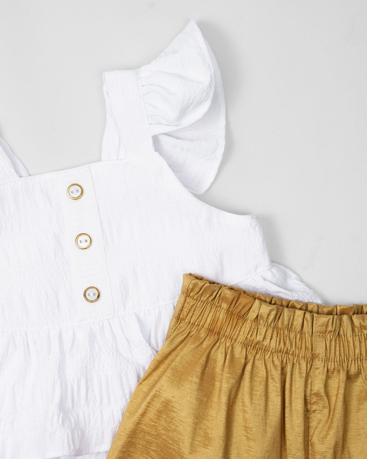 Conjunto blusa blanca de tiras con boleros y short dorado para niña