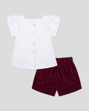 Conjunto blusa en satín blanca con botonadura y short vinotinto para niña