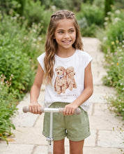 Conjunto blusa blanca estampada manga sisa y short verde para niña