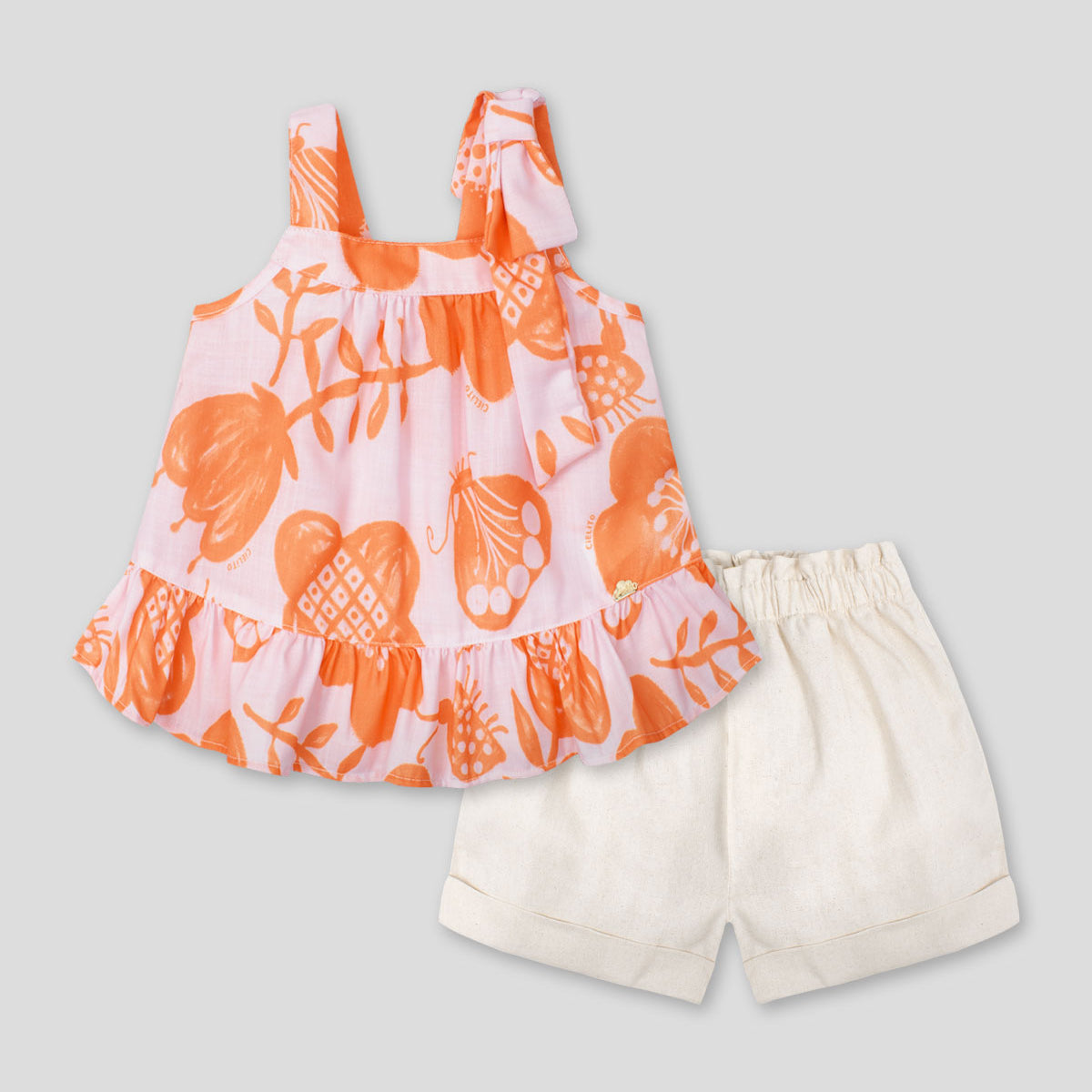 Conjunto blusa estampada de tiras con detalle de moño y short beige para niña