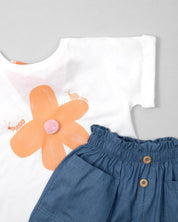 Conjunto camiseta con estampado de flor y short chambray para niña