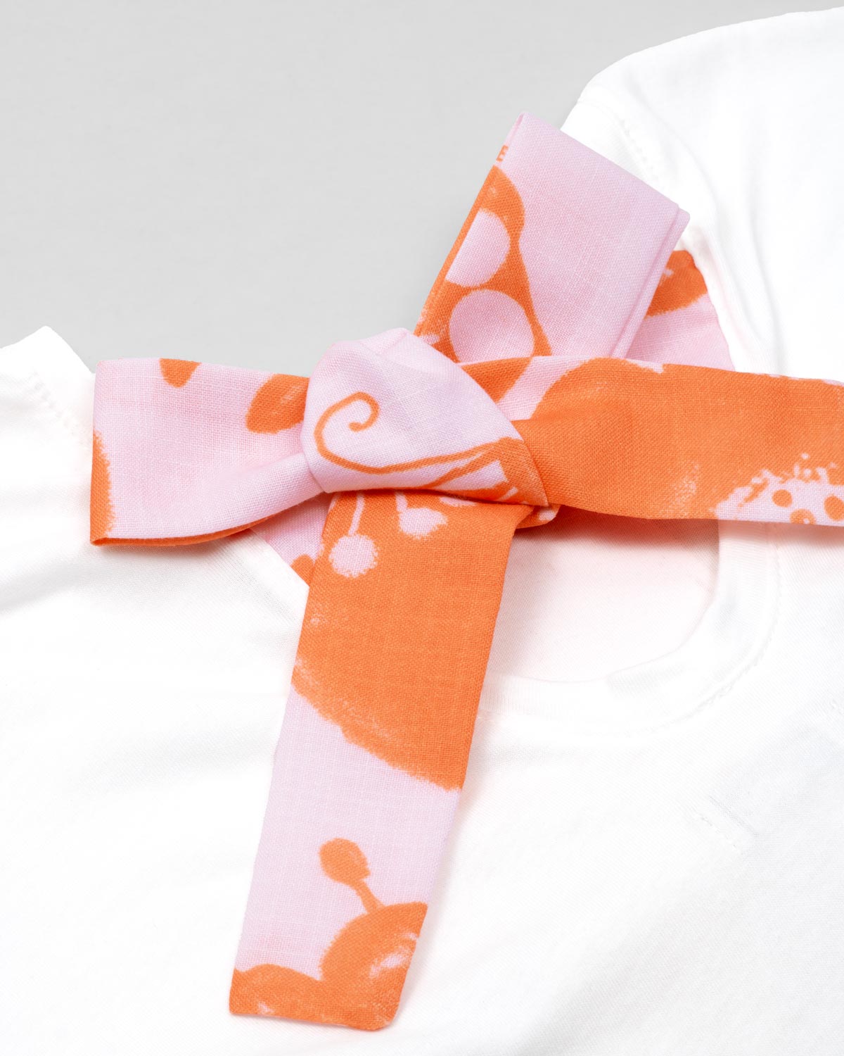 Conjunto camiseta con estampado de flor y short chambray para niña