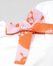 Conjunto camiseta con estampado de flor y short chambray para niña