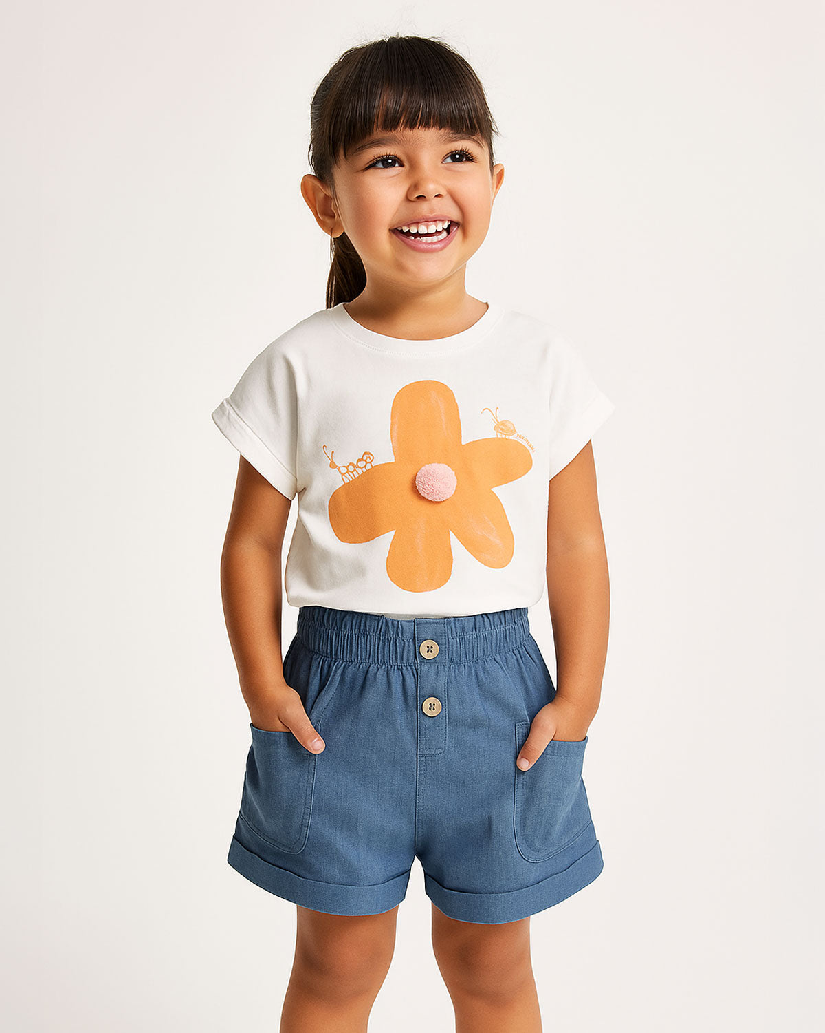Conjunto camiseta con estampado de flor y short chambray para niña