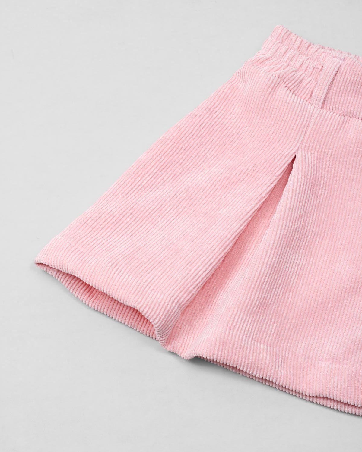 Conjunto blusa vainilla con estampado de bolso y falda rosa para niña