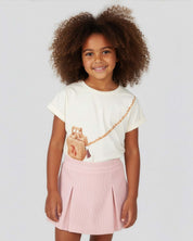 Conjunto blusa vainilla con estampado de bolso y falda rosa para niña