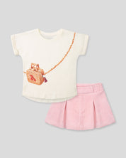 Conjunto blusa vainilla con estampado de bolso y falda rosa para niña