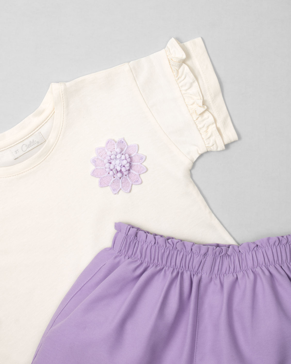 Conjunto camiseta con aplique de flor y short lila para niña
