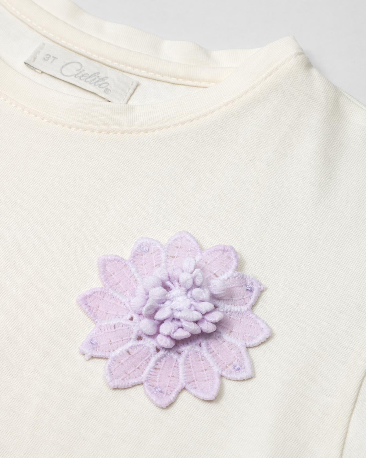 Conjunto camiseta con aplique de flor y short lila para niña