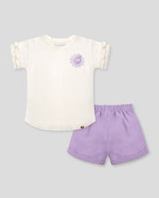 Conjunto camiseta con aplique de flor y short lila para niña