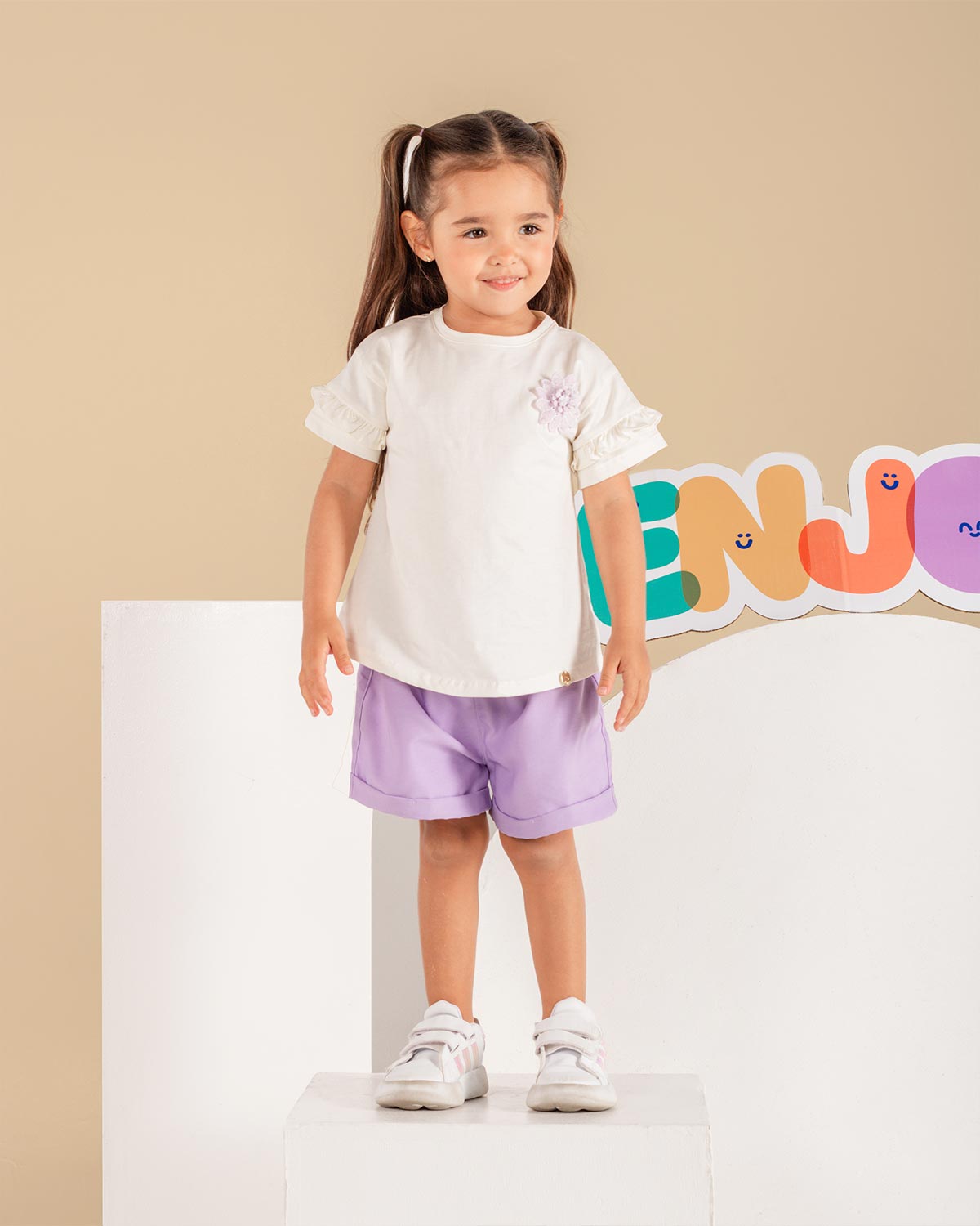 Conjunto camiseta con aplique de flor y short lila para niña