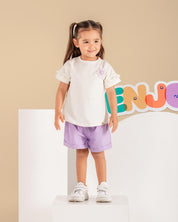 Conjunto camiseta con aplique de flor y short lila para niña