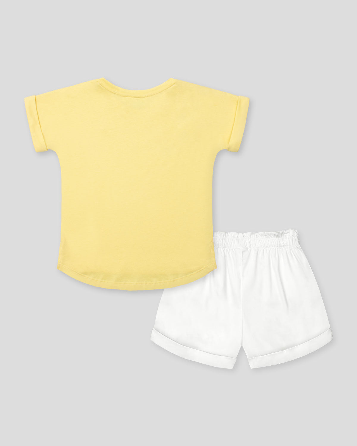 Conjunto camiseta amarilla con estampado, apliques y short blanco para niña