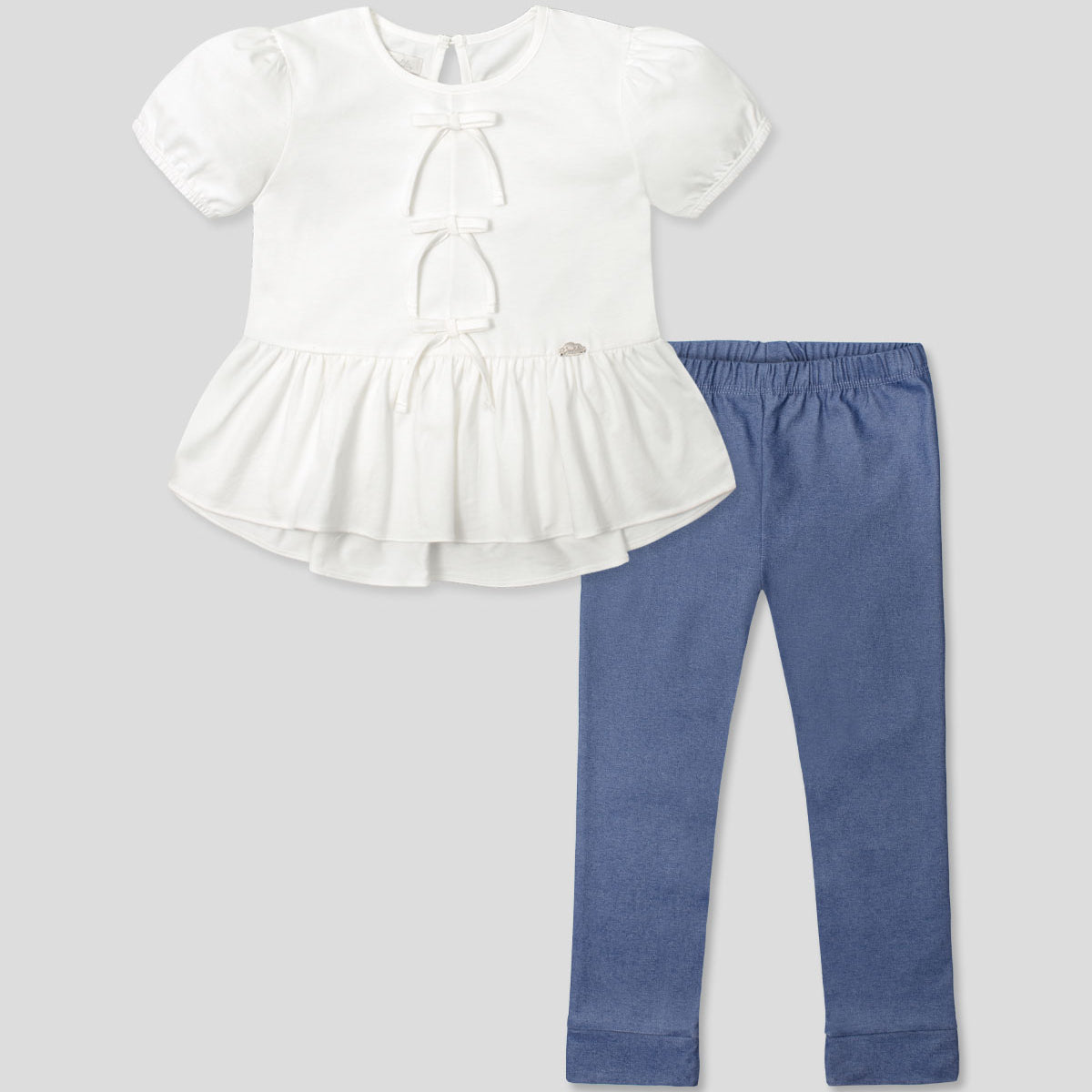 Conjunto blusa blanca con detalle de moñitos, terminado en bolero y leggins azul para niña